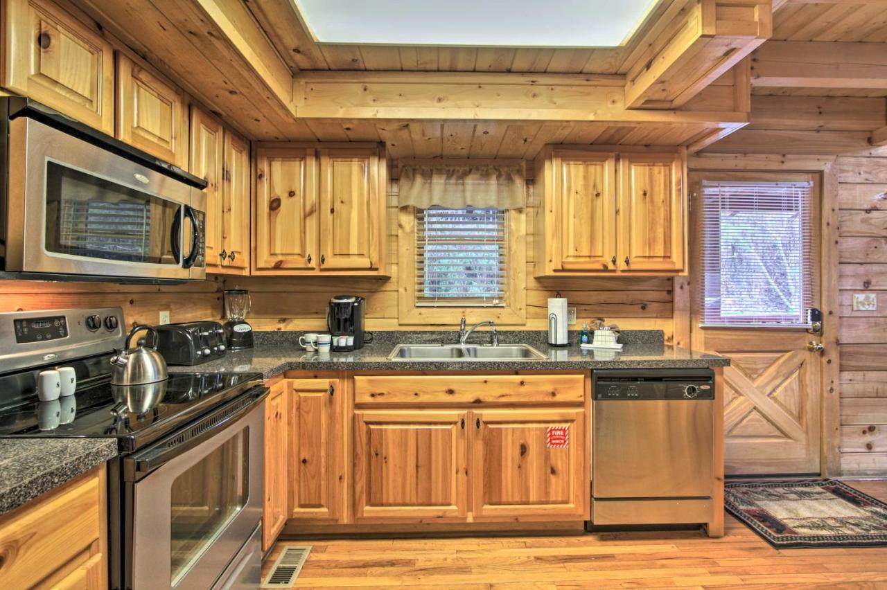 Romantic Cabin With Hot Tub In Pigeon Forge! Kültér fotó