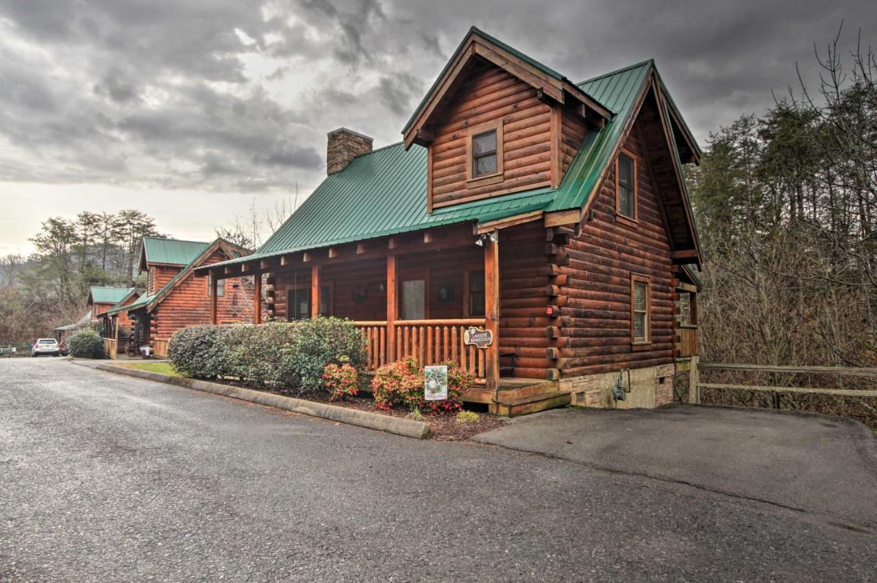 Romantic Cabin With Hot Tub In Pigeon Forge! Kültér fotó