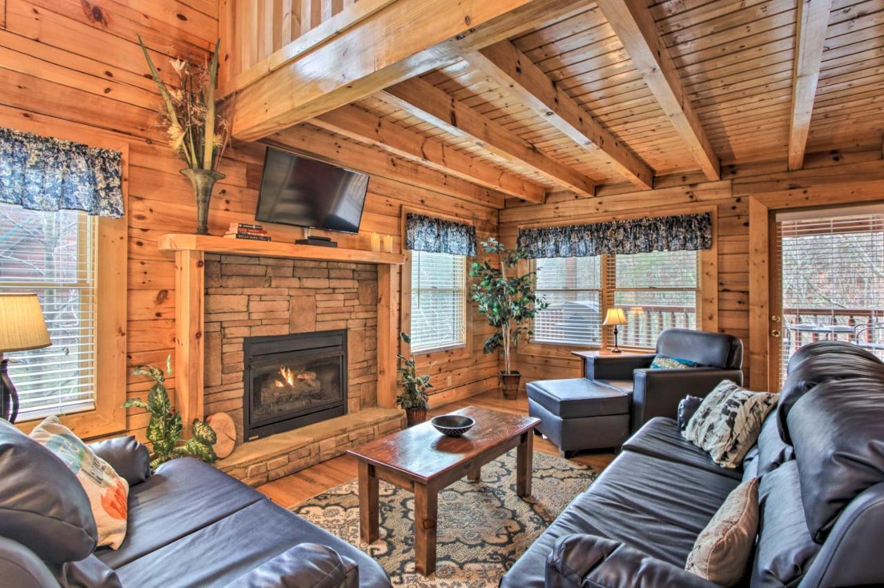 Romantic Cabin With Hot Tub In Pigeon Forge! Kültér fotó