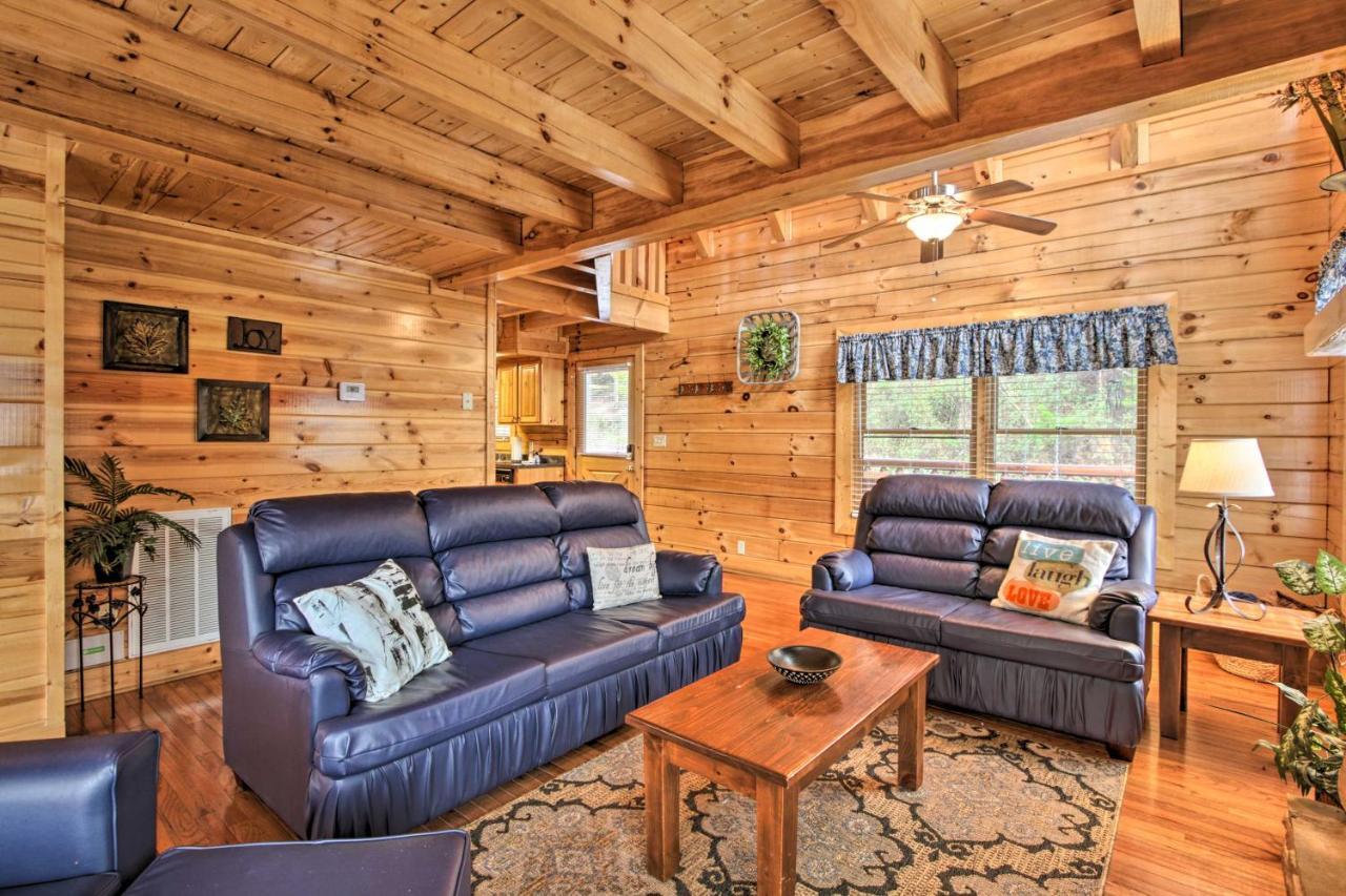 Romantic Cabin With Hot Tub In Pigeon Forge! Kültér fotó