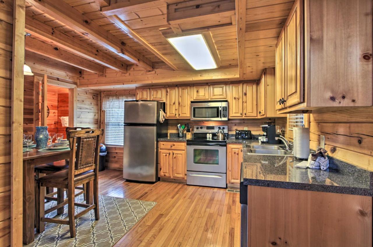 Romantic Cabin With Hot Tub In Pigeon Forge! Kültér fotó