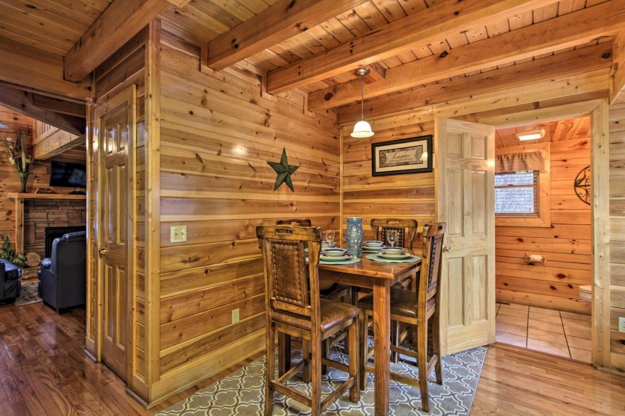 Romantic Cabin With Hot Tub In Pigeon Forge! Kültér fotó