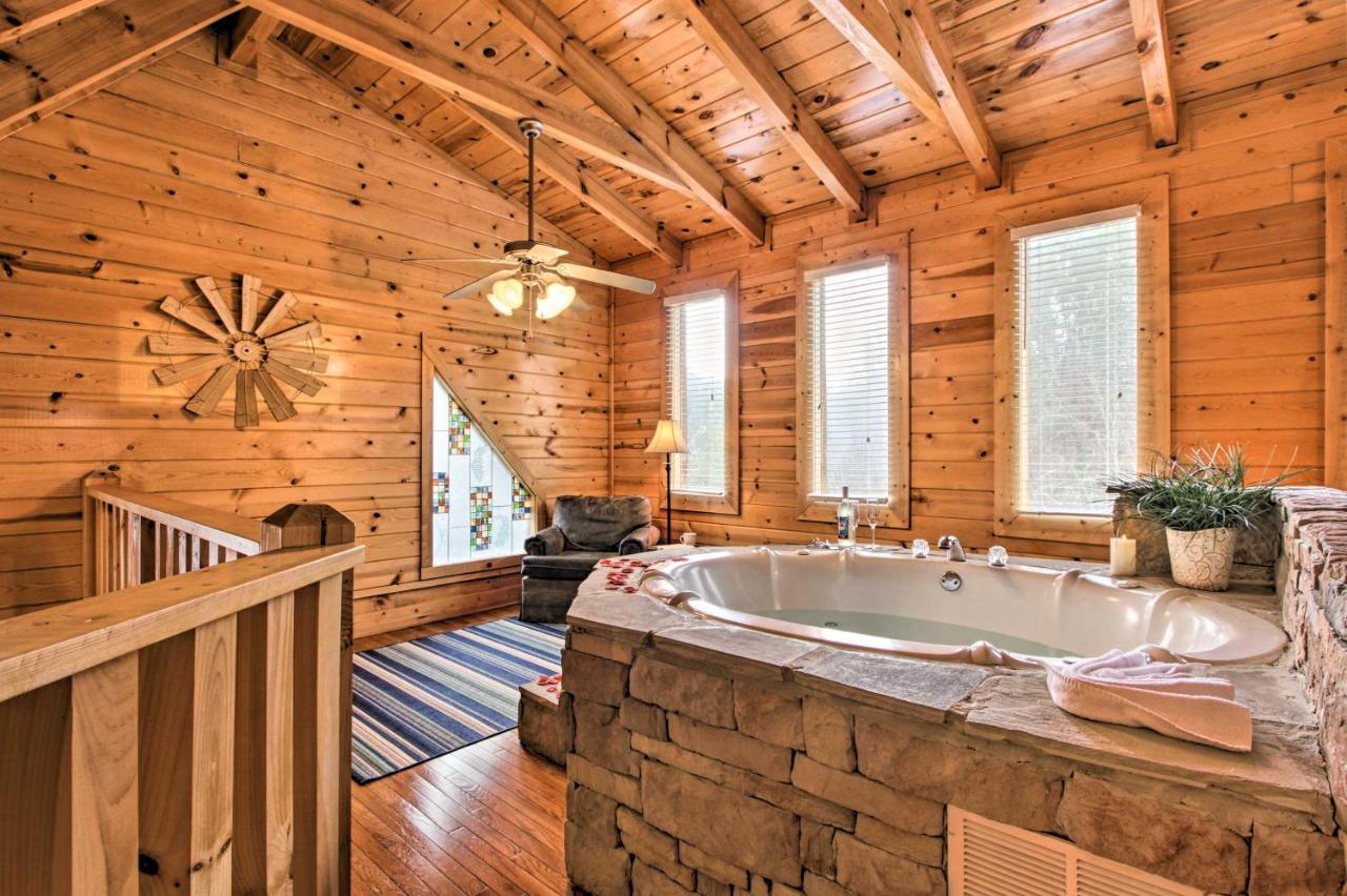 Romantic Cabin With Hot Tub In Pigeon Forge! Kültér fotó