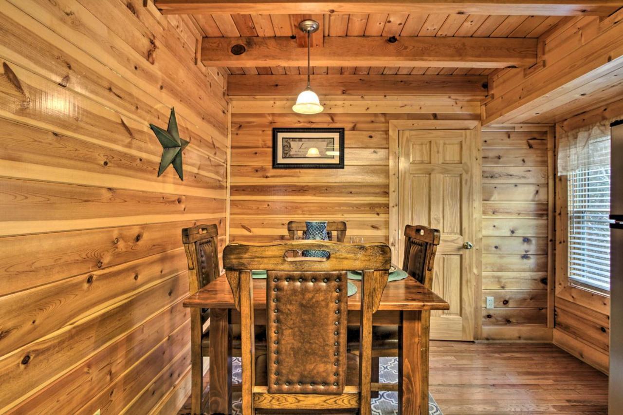 Romantic Cabin With Hot Tub In Pigeon Forge! Kültér fotó