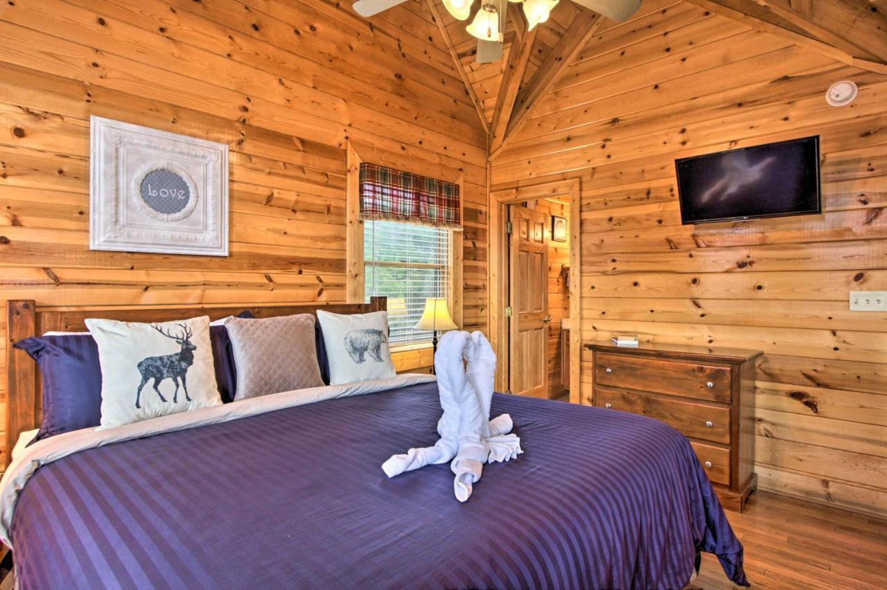 Romantic Cabin With Hot Tub In Pigeon Forge! Kültér fotó