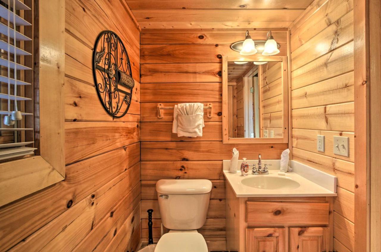 Romantic Cabin With Hot Tub In Pigeon Forge! Kültér fotó