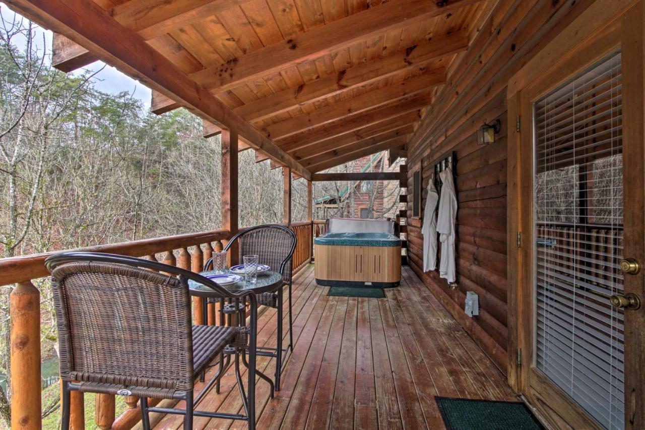 Romantic Cabin With Hot Tub In Pigeon Forge! Kültér fotó