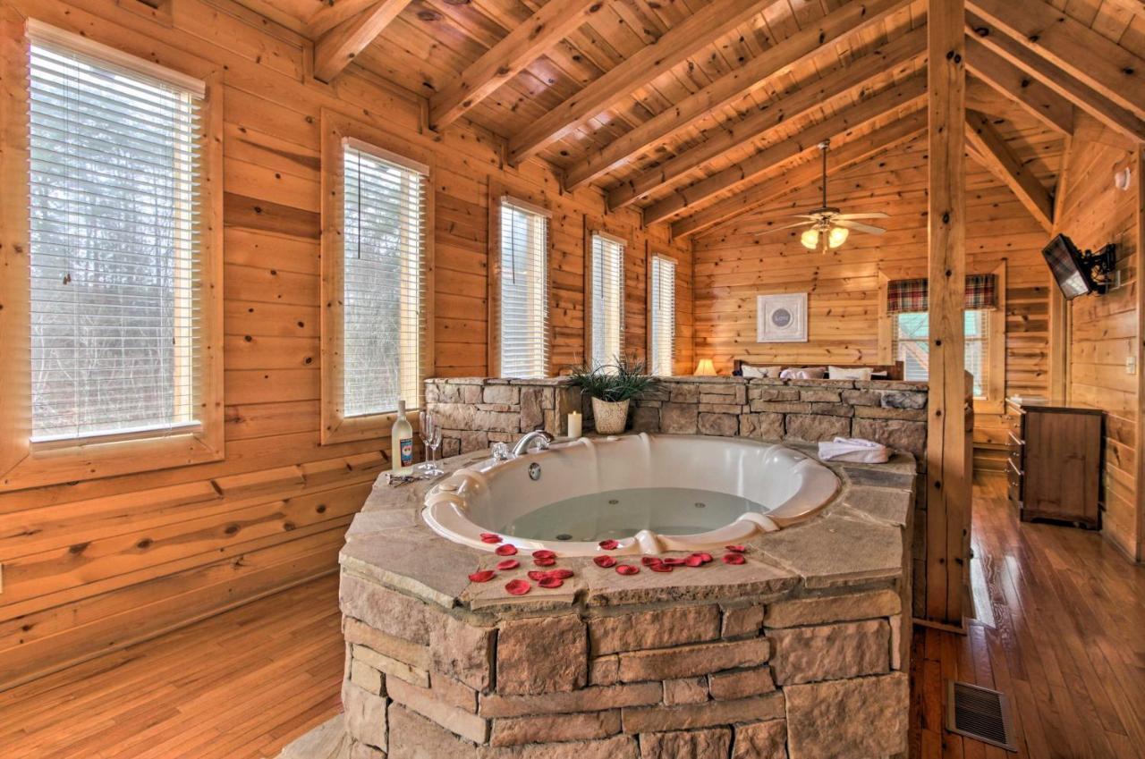 Romantic Cabin With Hot Tub In Pigeon Forge! Kültér fotó