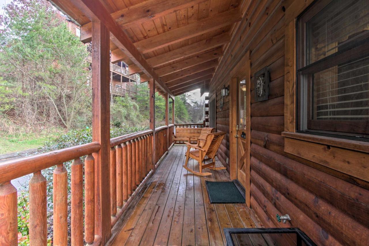 Romantic Cabin With Hot Tub In Pigeon Forge! Kültér fotó
