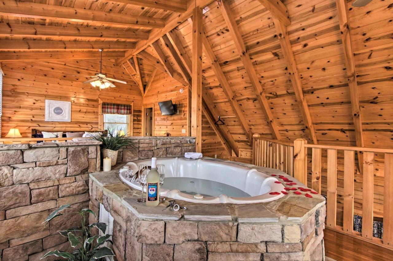 Romantic Cabin With Hot Tub In Pigeon Forge! Kültér fotó